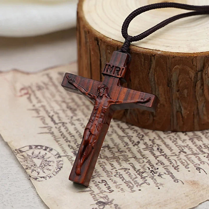 Collier en bois avec croix de Jésus