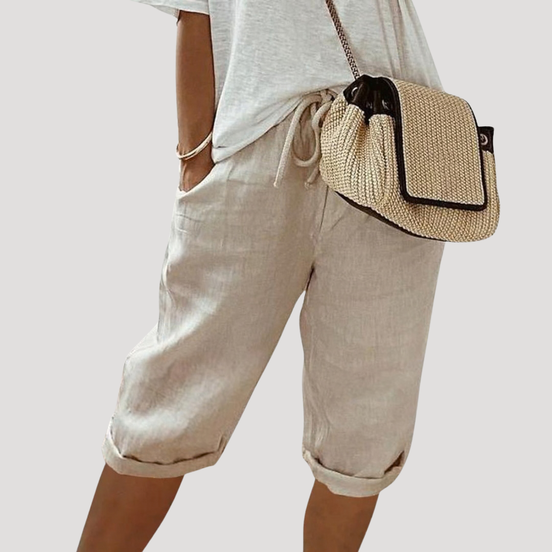 Bermuda femme confortable à taille élastique, coupe ample et fluide. Idéal pour l'été décontracté.