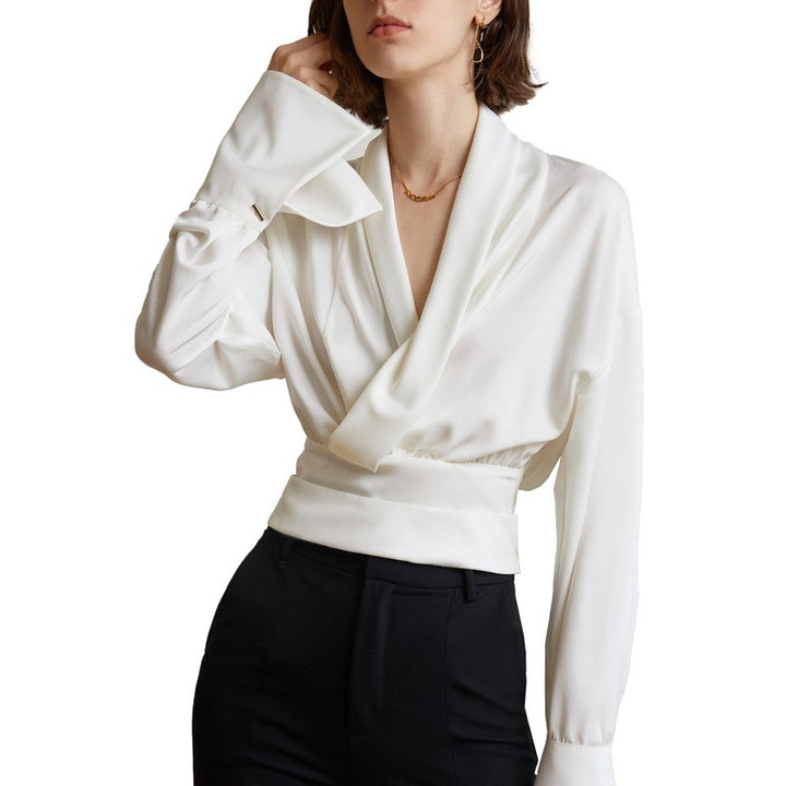 Blusa elegante de mujer con mangas abullonadas y escote en V