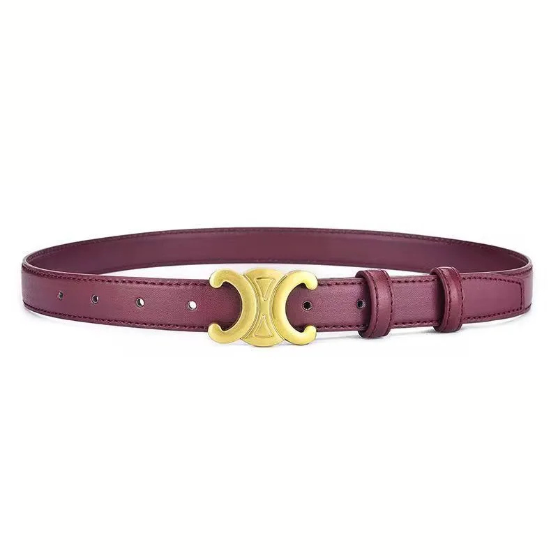 Ceinture élégante femme marron foncé, texture raffinée, avec une boucle dorée classique et intemporelle.
