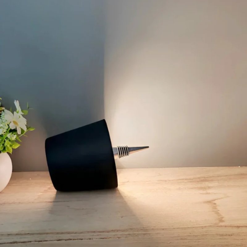 Lampe compacte sans fil style bouteille. Éclairage LED efficace pour chevet, bureau ou étagère.