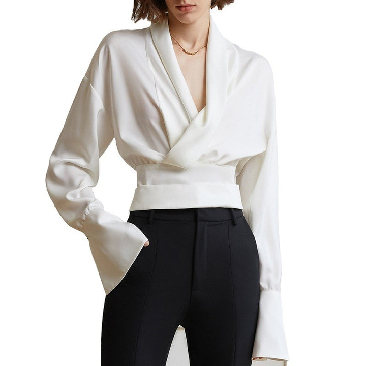 Blusa elegante de mujer con mangas abullonadas y escote en V