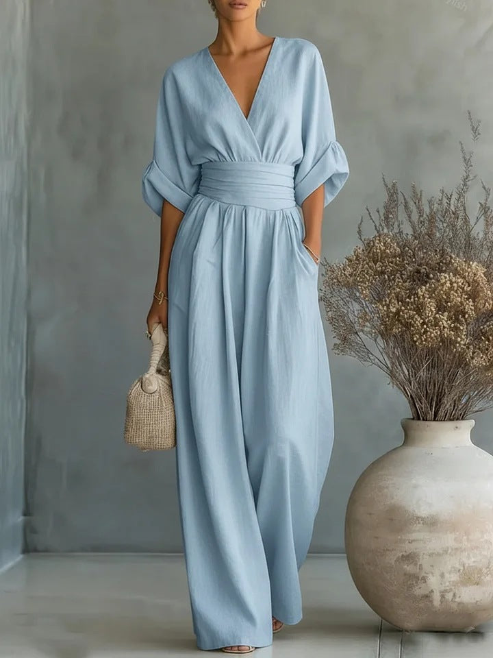 Tenue femme élégante : combinaison fluide décolleté V, jambes larges, chic pour soirée ou été.