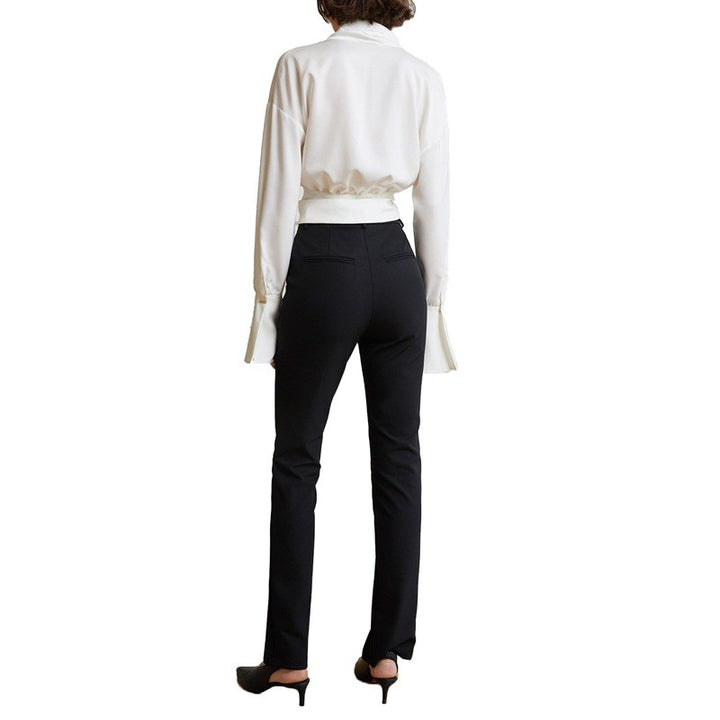 Blusa elegante de mujer con mangas abullonadas y escote en V