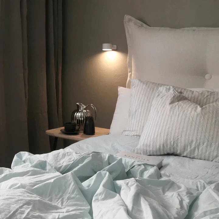 Luminaire mural LED moderne, rechargeable, offre une ambiance lumineuse chaleureuse.