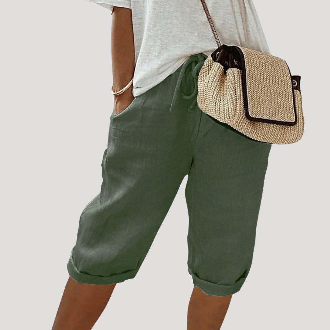 Short femme fluide avec taille élastique, coupe ample. Offre un confort optimal pour les journées d'été.