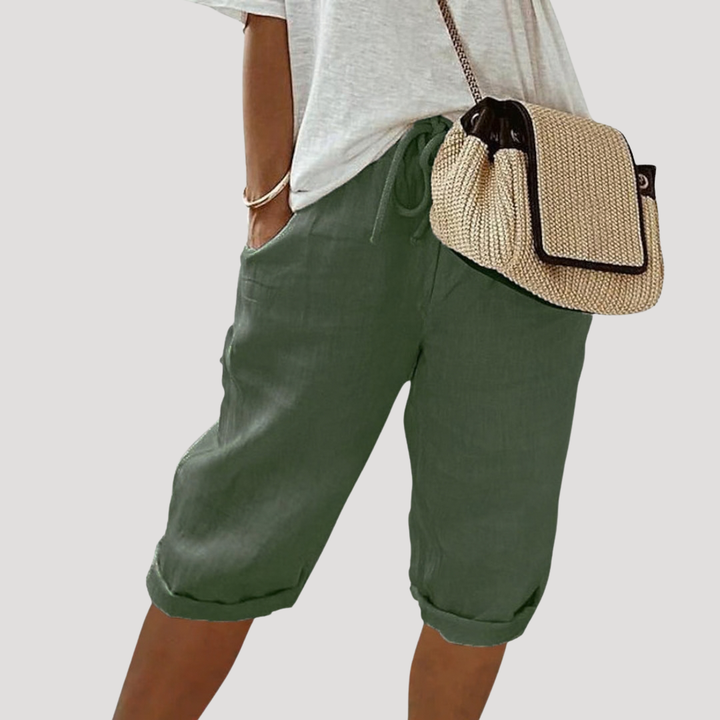 Short femme fluide avec taille élastique, coupe ample. Offre un confort optimal pour les journées d'été.