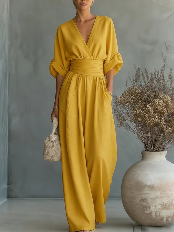 Combinaison femme élégante, décolleté V plongeant, jambes larges fluides pour un look chic.