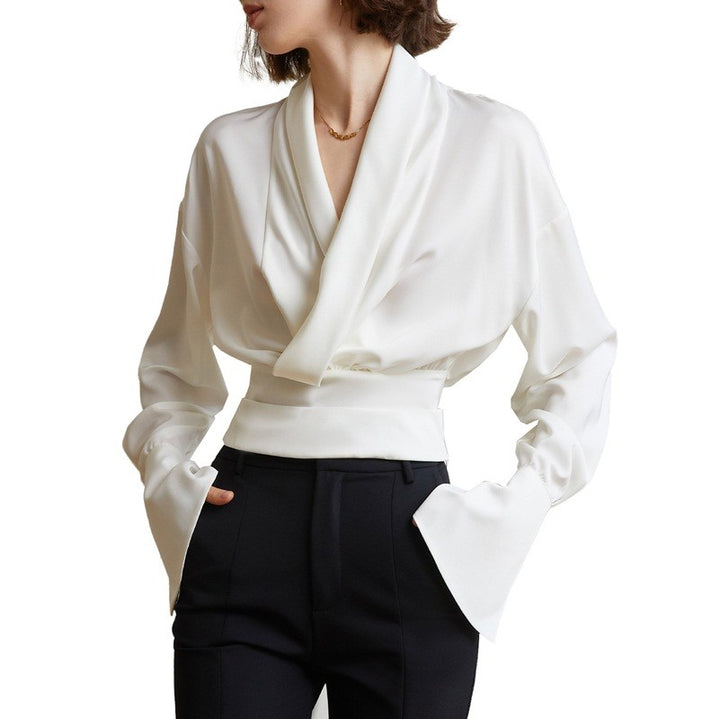 Blusa elegante de mujer con mangas abullonadas y escote en V