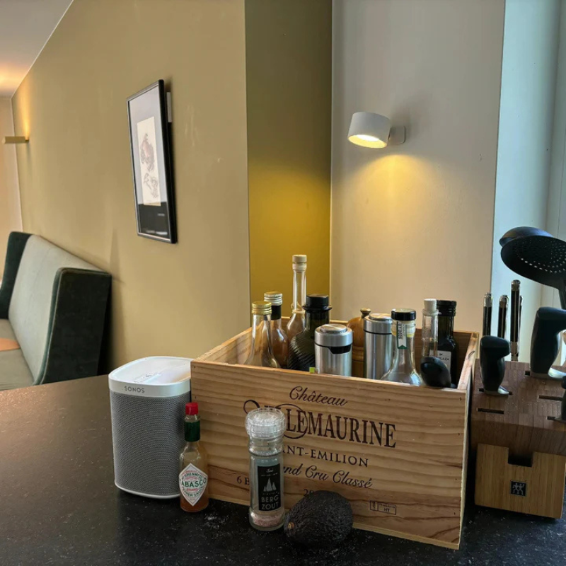 Lampe LED magnétique, dimmable, orientable, pour un éclairage flexible et stylé.