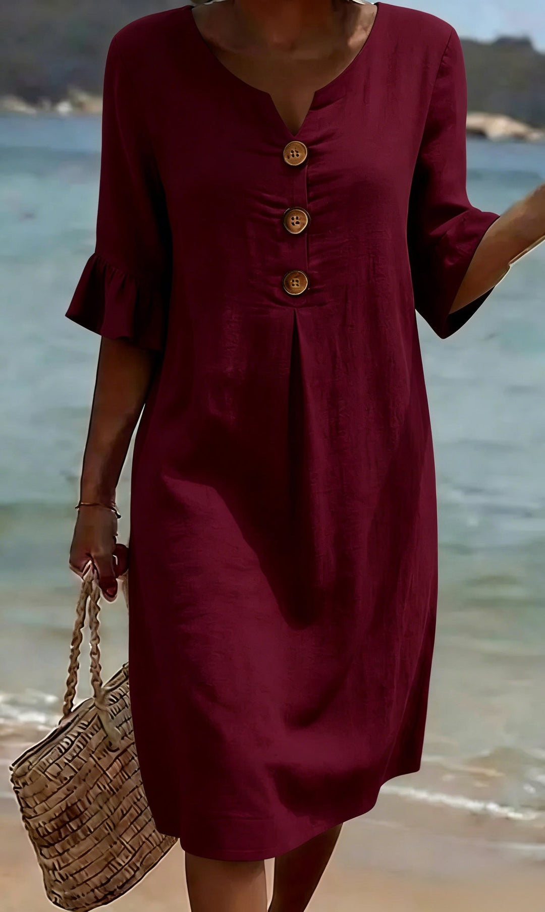Robe estivale femme en coton lin, boutonnée, manches volantées. Coupe fluide pour un look décontracté.
