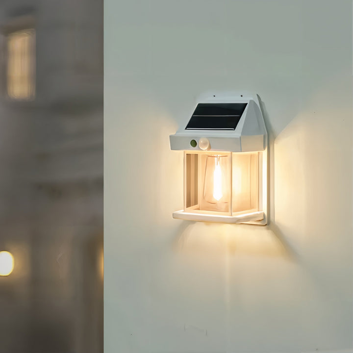 Applique murale LED solaire moderne noire, idéale pour éclairer un jardin ou une allée avec style.