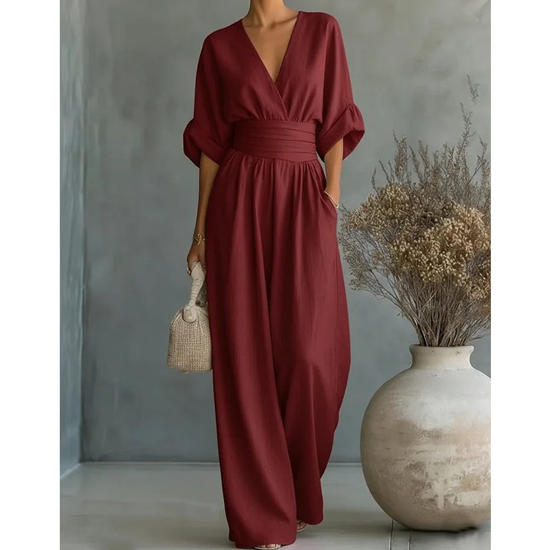 Combinaison chic pour femme, décolleté V, parfaite pour une soirée élégante ou tenue de printemps.