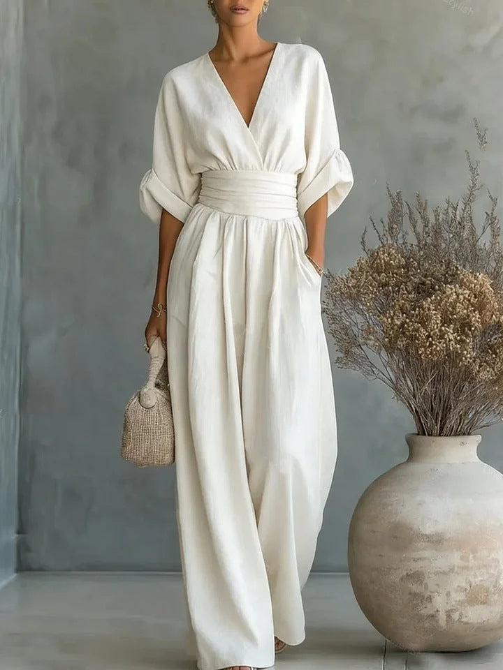 Combinaison femme d'été élégante, décolleté V, fluide avec jambes larges, parfaite pour le printemps.