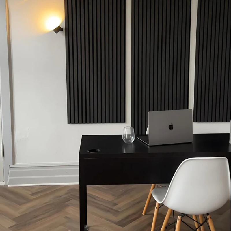 Applique murale LED rotative, sans fil, variateur pour un confort visuel optimal.
