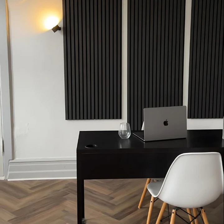 Applique murale LED rotative, sans fil, variateur pour un confort visuel optimal.
