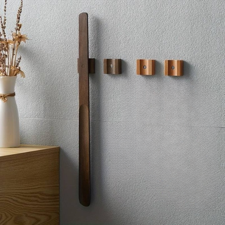Magnetischer Schuhanzieher aus Holz: Hilfe beim Anziehen
