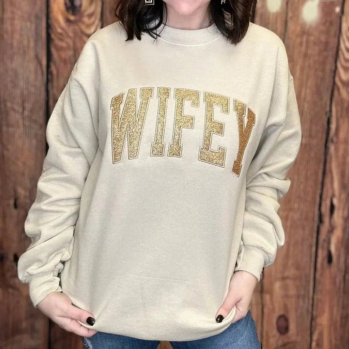 Pull brodé personnalisé Maman avec noms d'enfants. Un sweat doux et brillant, idéal pour un cadeau Fête des Mères unique.