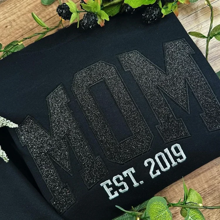 Sweat-shirt unisexe personnalisé Maman, brodé avec les noms des enfants. Idée cadeau confortable pour la Fête des Mères.