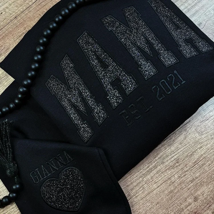 Sweat-shirt unisexe Maman brodé avec des noms d'enfants. Un pull doux et personnalisé pour la mode confortable des mamans.