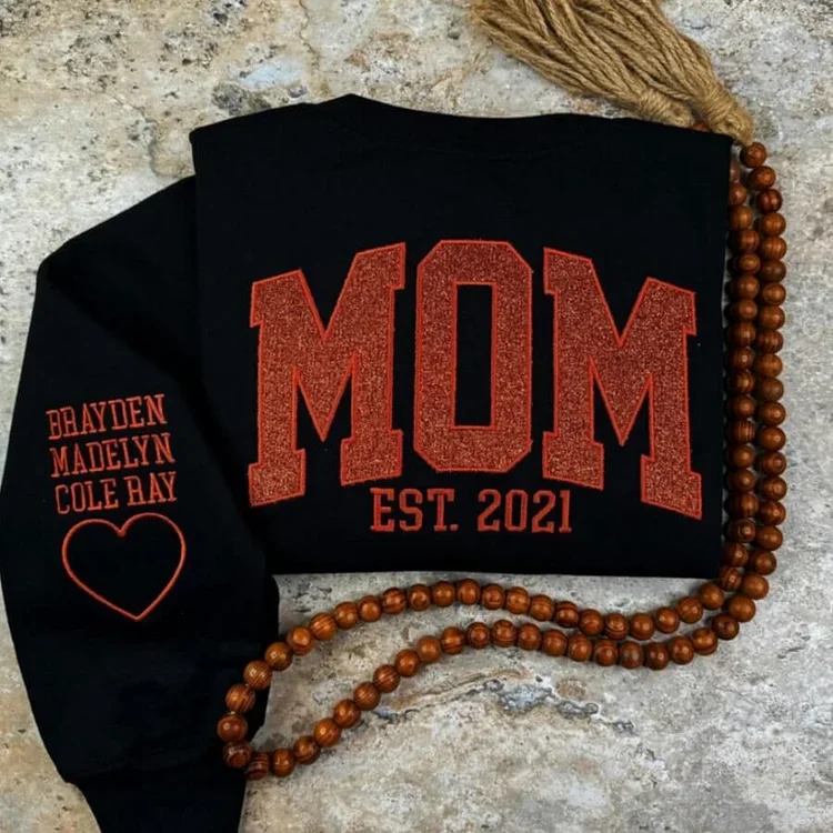 Cadeau Fête des Mères : sweat-shirt femme personnalisé Maman, brodé avec les noms des enfants. Vêtement doux et unique.