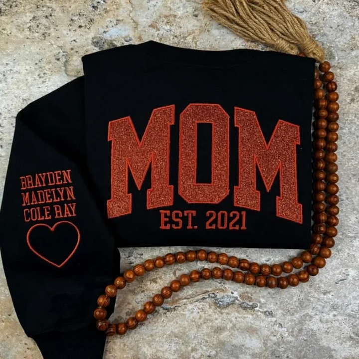 Cadeau Fête des Mères : sweat-shirt femme personnalisé Maman, brodé avec les noms des enfants. Vêtement doux et unique.