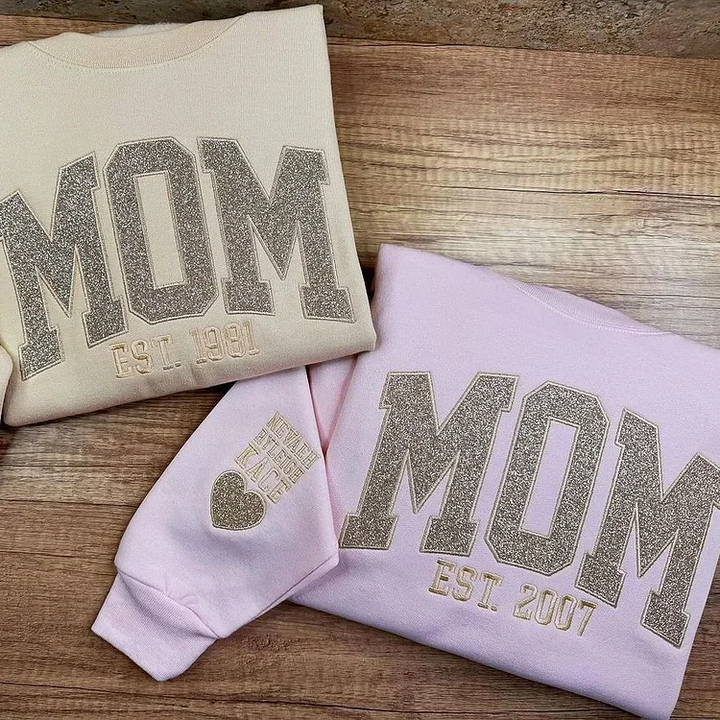 Sweatshirt Maman personnalisé, vêtement unisexe confortable. Parfait pour les mamans qui célèbrent leur maternité avec style.
