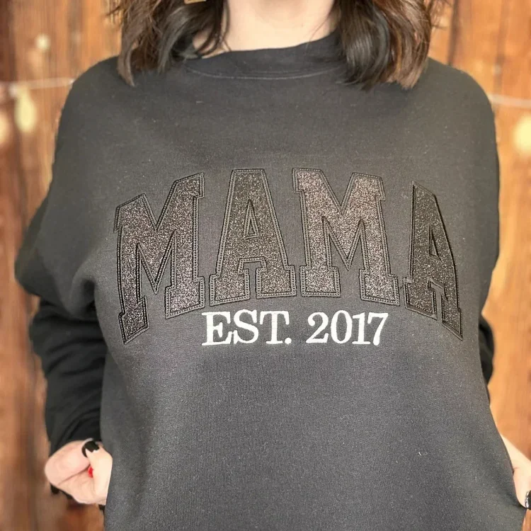 Vêtement unisexe doux : Sweat-shirt Maman personnalisé, brodé avec des noms d'enfants. Confortable et élégant pour toute maman.