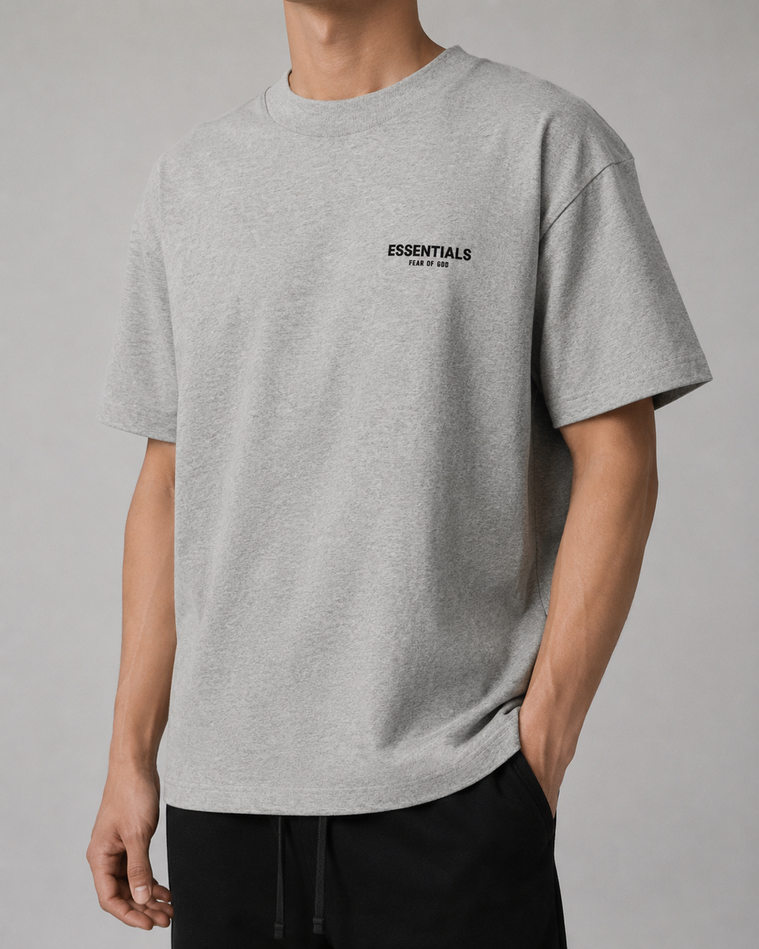 Homme en ensemble chemise-short, tenue confortable et chic pour les journées d'été en ville.