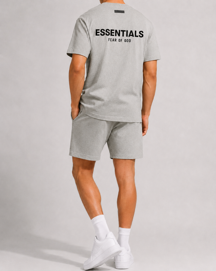 Ensemble casual homme avec chemise à motifs discrets et short uni, idéal pour l'été.