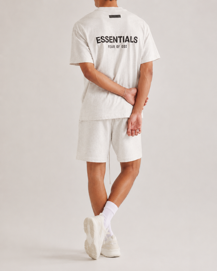Ensemble homme moderne : Chemise et short pour un look décontracté et frais, idéal pour les vacances.