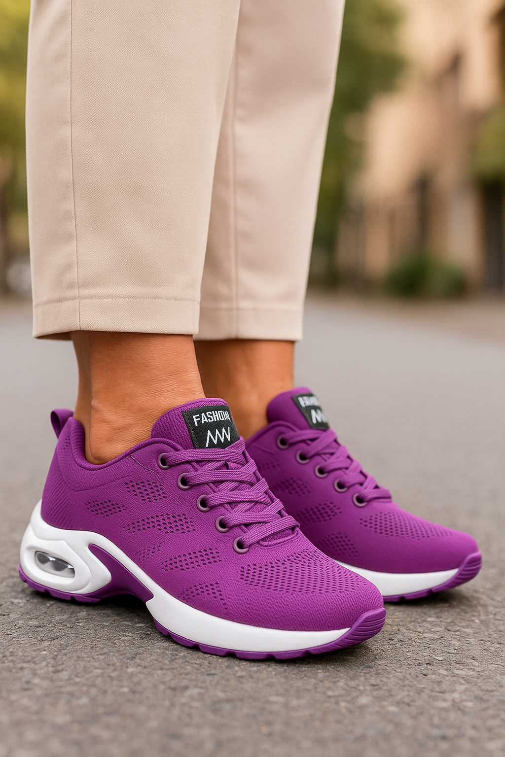 Gros plan sur la texture respirante de la chaussure anti-douleur, offrant souplesse et bien-être aux pieds.