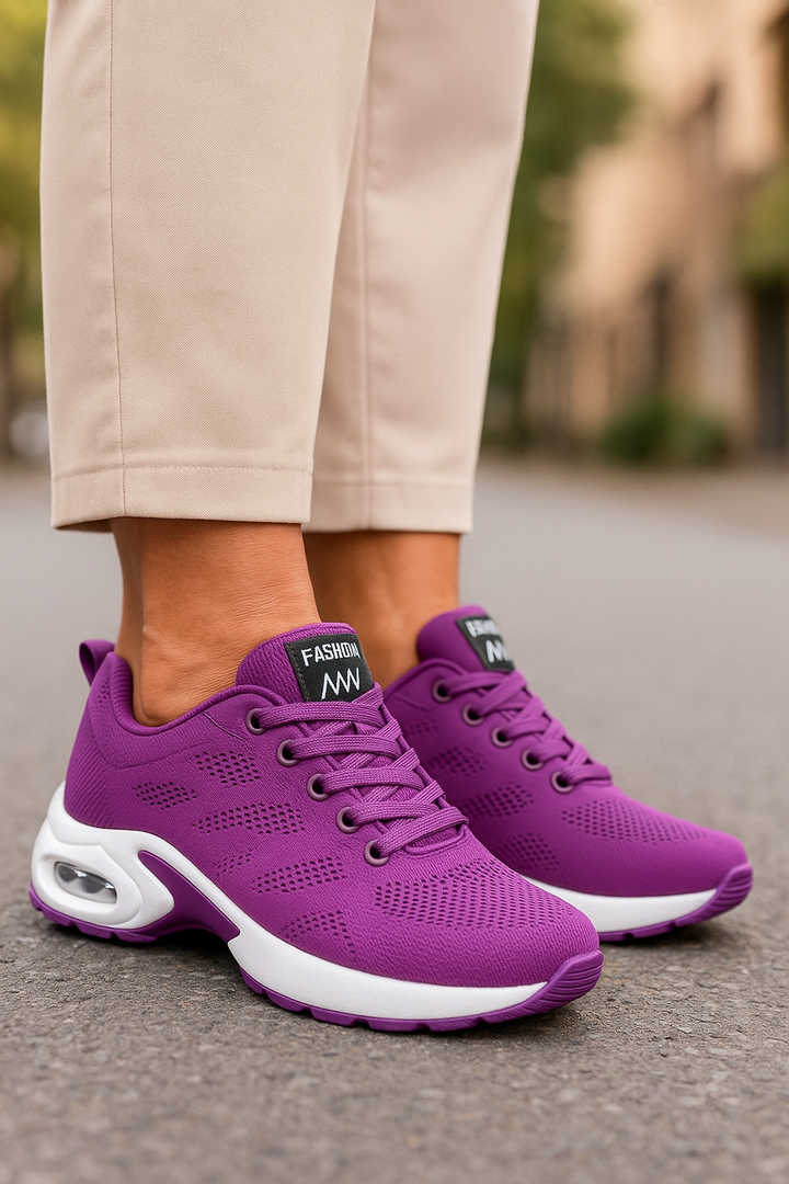 Gros plan sur la texture respirante de la chaussure anti-douleur, offrant souplesse et bien-être aux pieds.