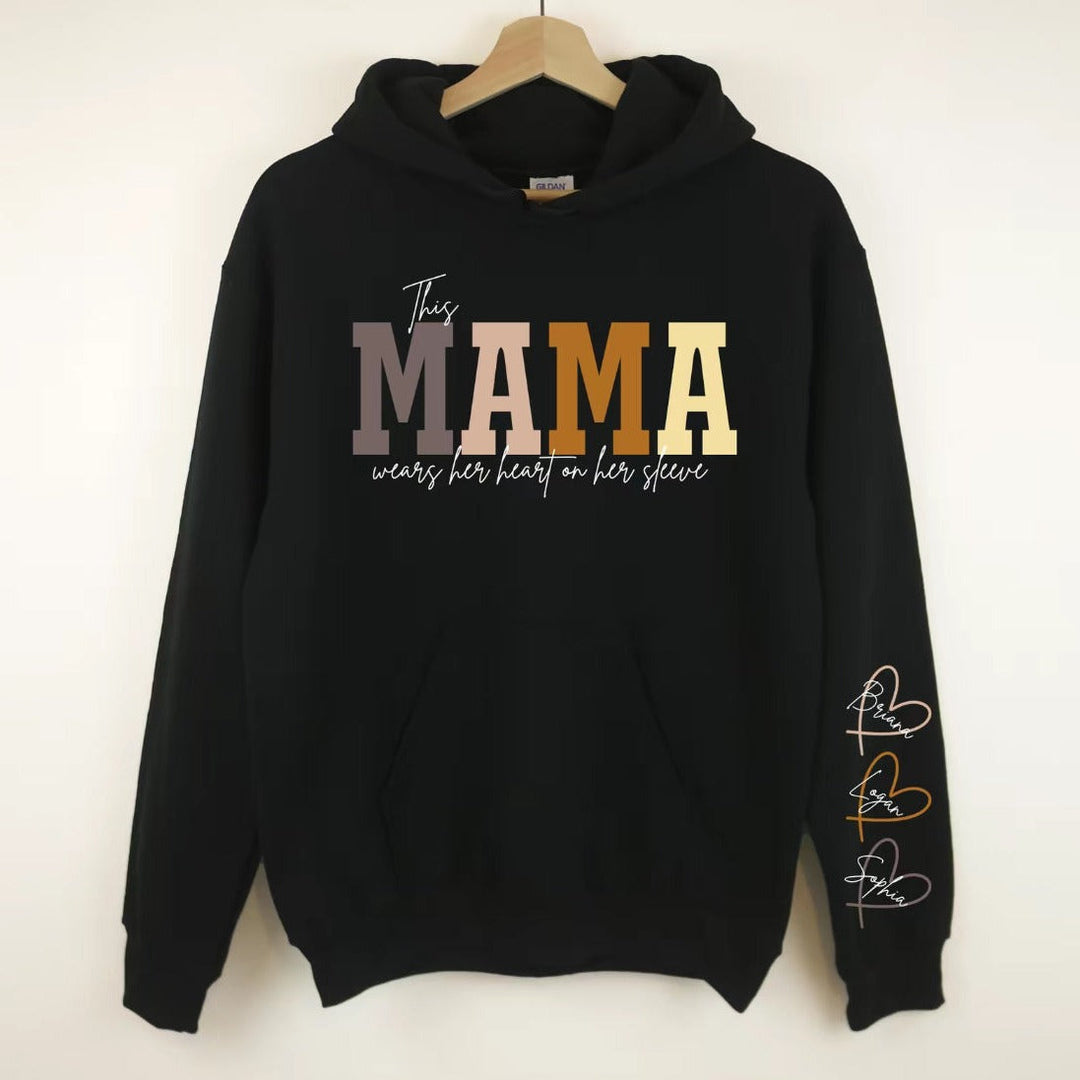 Broderie détaillée de noms sur un pull LoveSleeve personnalisé unisexe, un souvenir familial et vêtement unique.