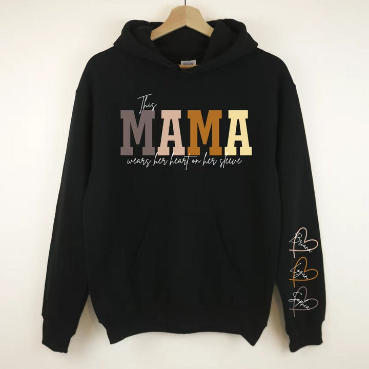 Broderie détaillée de noms sur un pull LoveSleeve personnalisé unisexe, un souvenir familial et vêtement unique.