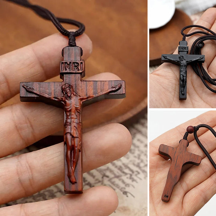 Collier en bois avec croix de Jésus