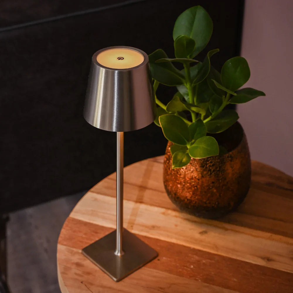 Lampe LED sans fil USB, rechargeable, design élégant, crée une ambiance lumineuse unique.