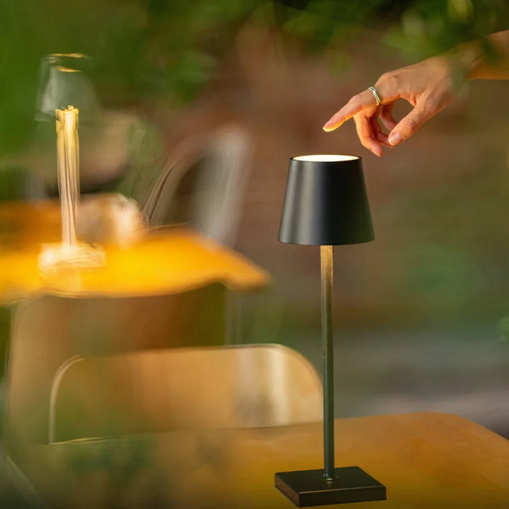 Lampe LED portable rechargeable, contrôle tactile, lumière d'ambiance réglable pour tout espace.