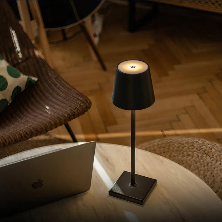 Lampe d'appoint LED tactile, rechargeable, éclairage doux et moderne pour intérieur.
