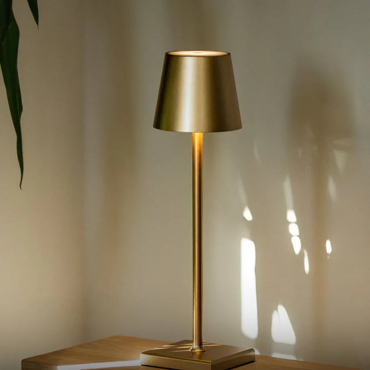 Lampe LED portable et rechargeable par USB, éclairage d'appoint moderne pour intérieur et extérieur.