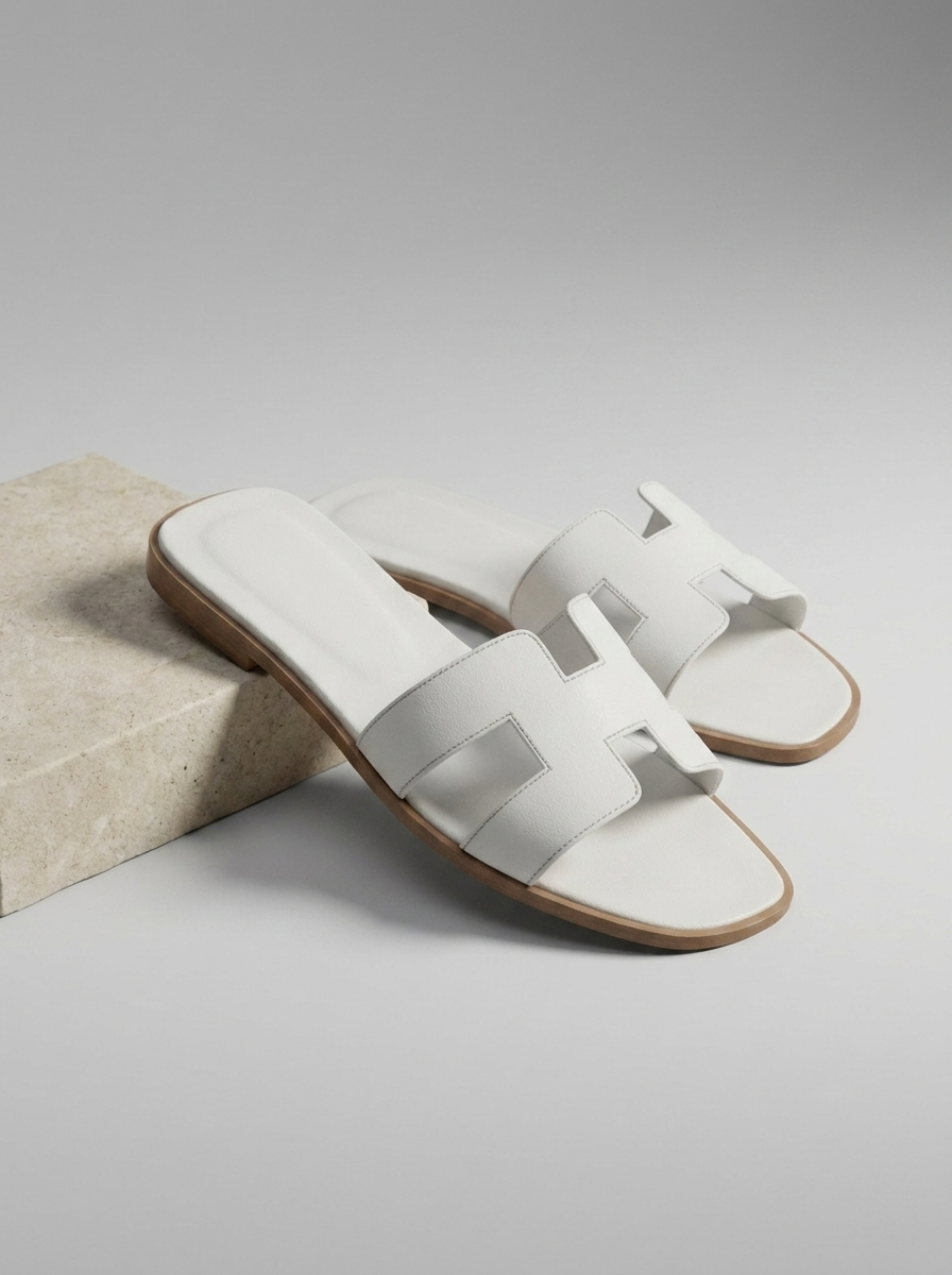 Mules plates femme, chaussures été confortables en cuir synthétique, design élégant à bride en H. Style minimaliste.