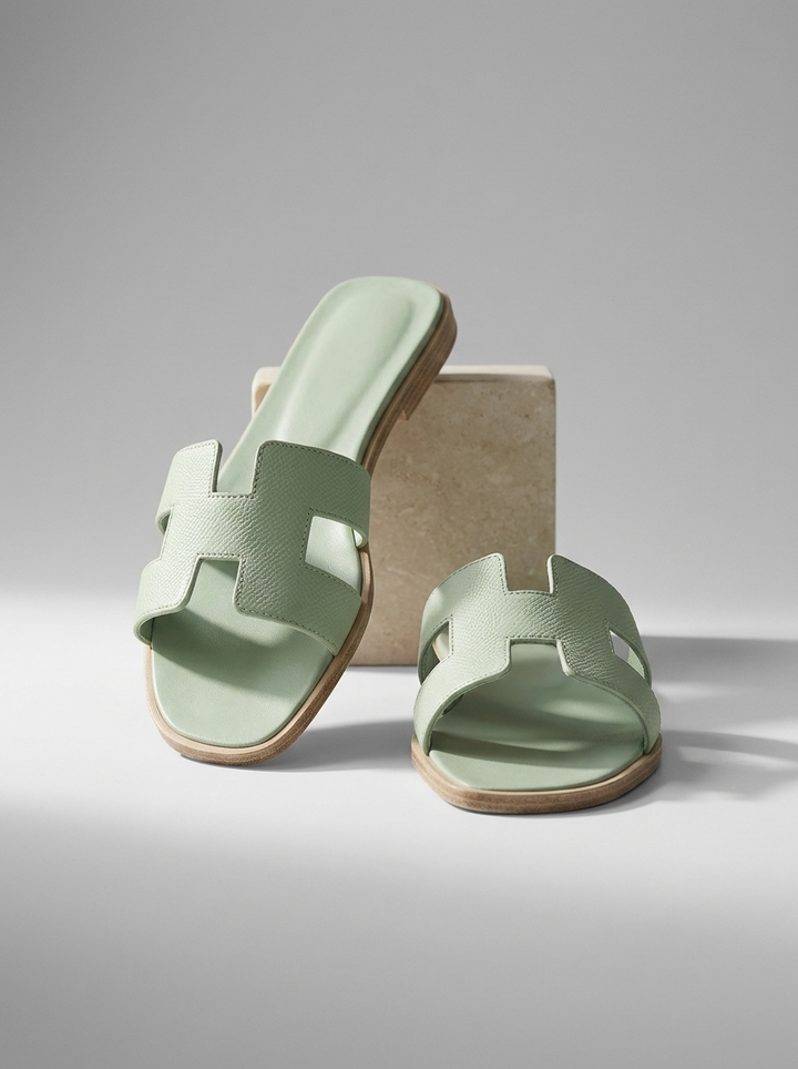 Mules plates femme à bride en H, chaussures d'été polyvalentes. Élégantes, confortables, idéales pour la mode féminine.