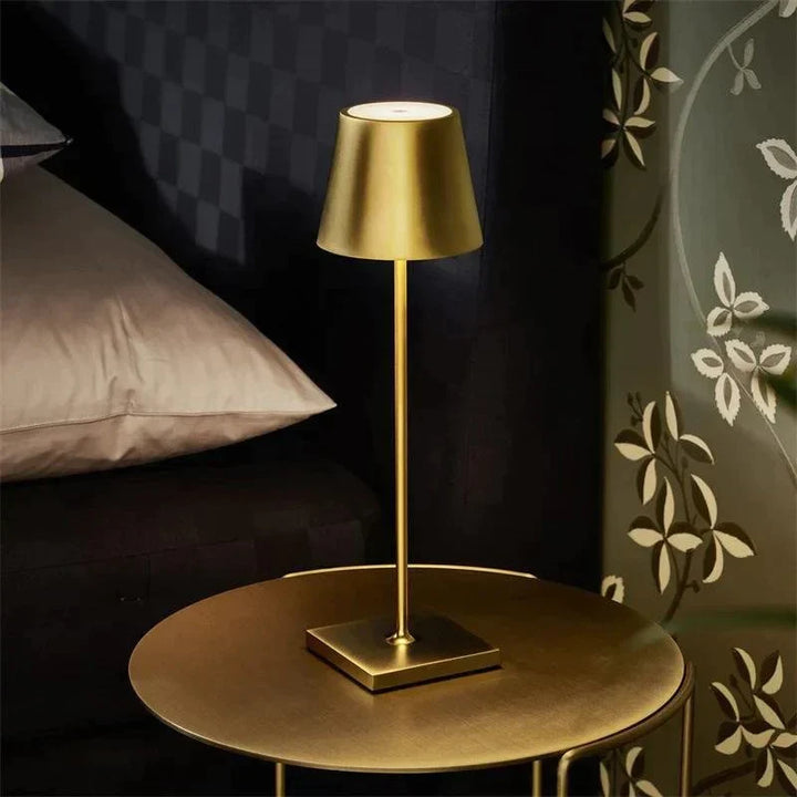 Lampe LED portable, rechargeable, idéale comme lampe de chevet ou pour la lecture.