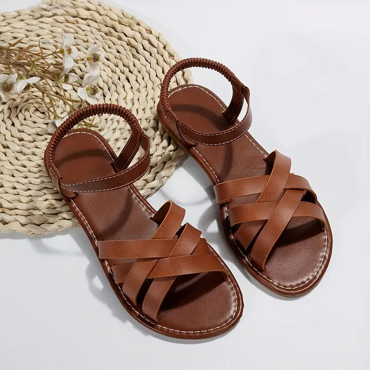 Sandales plates Fatima confortables pour femmes. Design tressé, idéales pour un style quotidien décontracté.