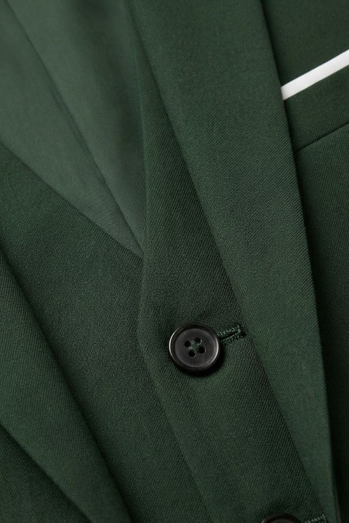 Tailleur homme 3 pièces pour affaires, couleur unie, coupe moderne, gilet inclus.