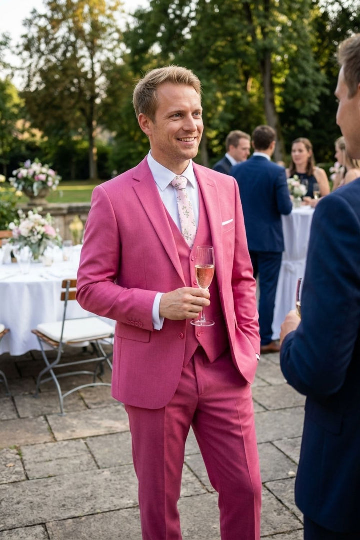 Tailleur homme 3 pièces, gilet, coupe ajustée, pour look professionnel et soigné.