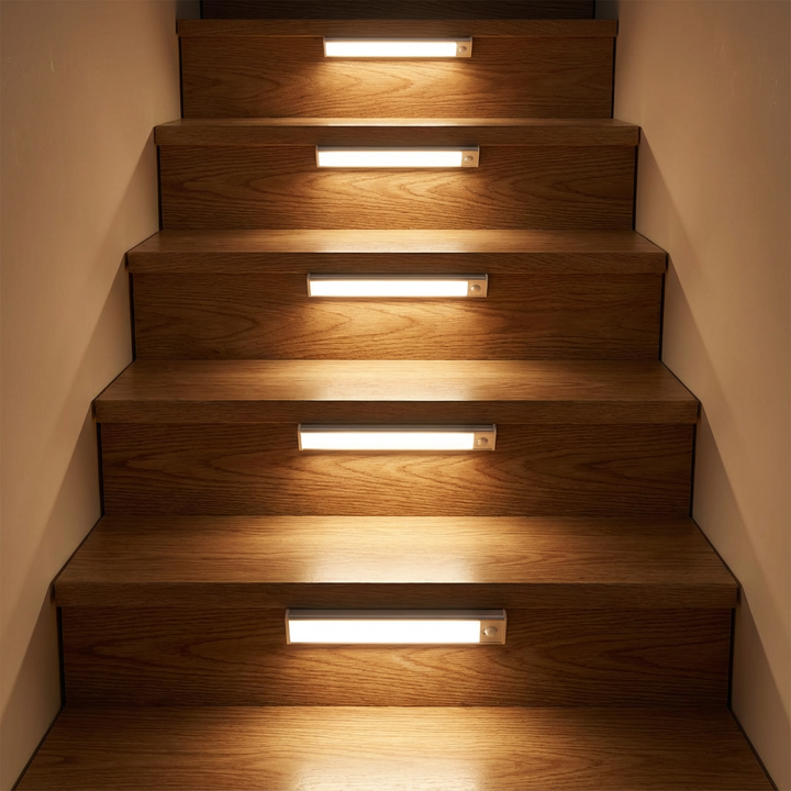 Lampe LED placard sans fil avec détecteur de mouvement, parfait pour éclairer penderies et armoires.