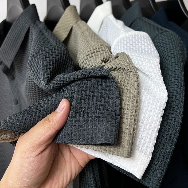 Haut polo homme, coupe moderne, matière confortable et respirante, idéal pour la mode estivale décontractée.