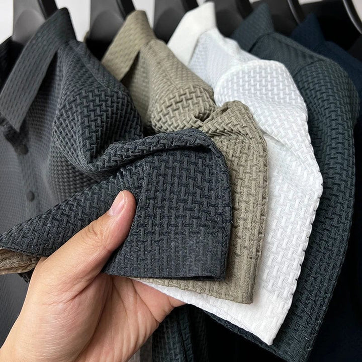Haut polo homme, coupe moderne, matière confortable et respirante, idéal pour la mode estivale décontractée.