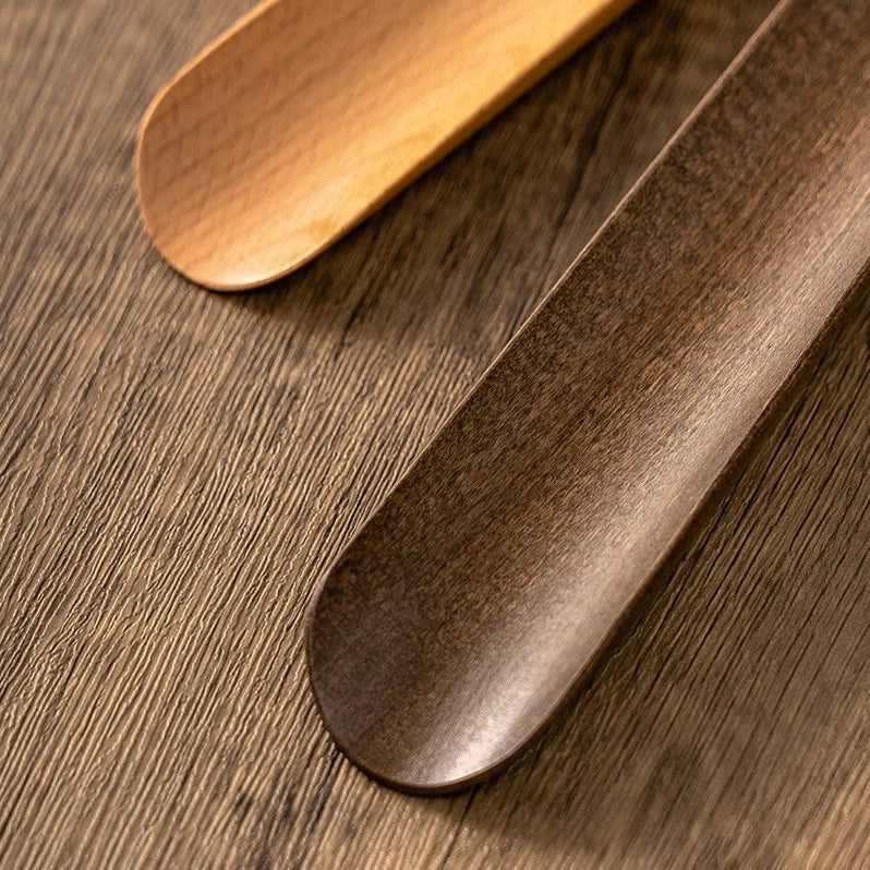 Magnetischer Schuhanzieher aus Holz: Hilfe beim Anziehen